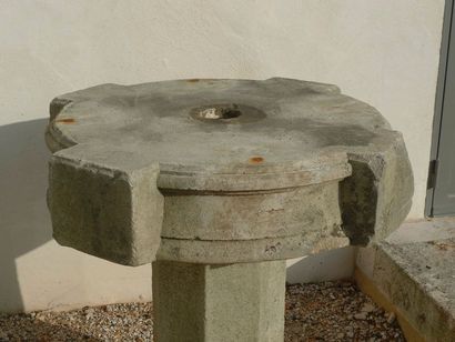 null Petite table de jardin composée d'éléments architecturaux anciens.
Haut. : 81...