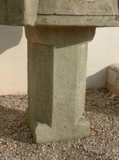 null Petite table de jardin composée d'éléments architecturaux anciens.
Haut. : 81...