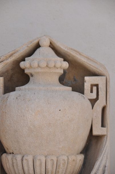 null Paire d'urnes drapées en pierre de style Louis XVI, chacune à  piedouche, décor...