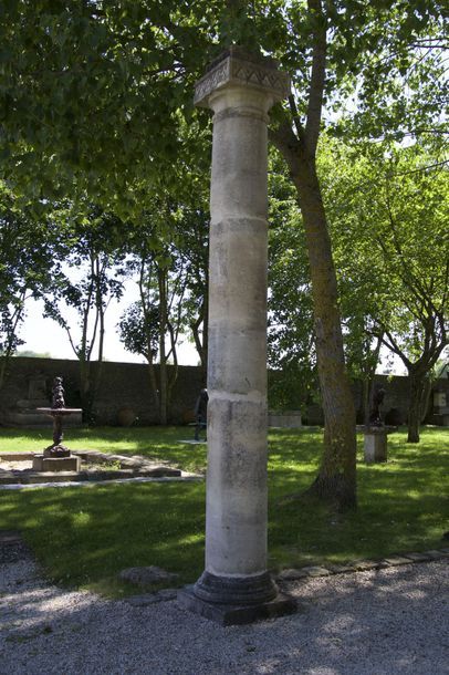 null Paire de grandes colonnes en pierre sur socle. Epoque 19e. Origines : Parc animalier...