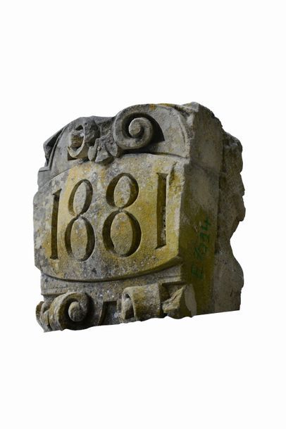 null Mascaron en pierre portant l'inscription "1881" au centre d'un médaillon.
Haut....