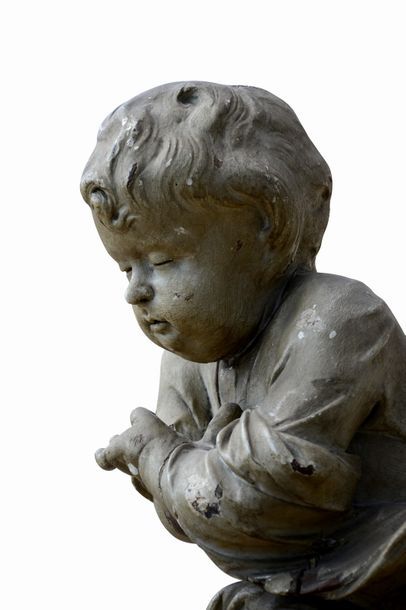 null Jésus enfant. Statue en bois peint, il est présenté debout les bras croisés...