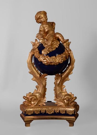 null Exceptionnelle paire de chenets de style Napoléon III aux putti en bronze doré...
