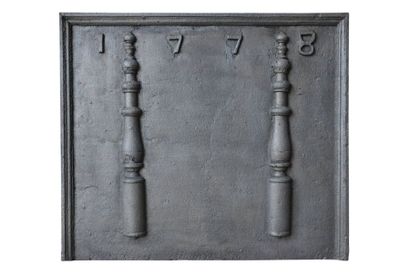  Plaque de cheminée en fonte aux colonnes d'Hercule. Datée 1778. Haut. : 83 cm -...