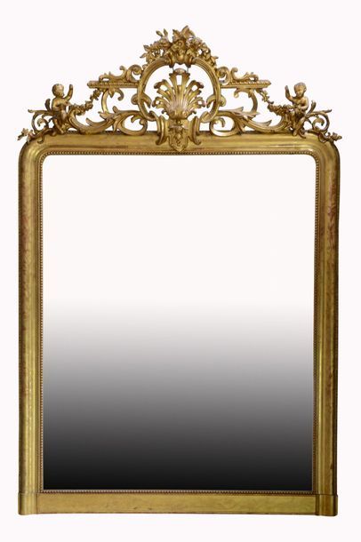  Miroir en bois et stuc doré. Une frise de perles court le long du miroir. Le haut...