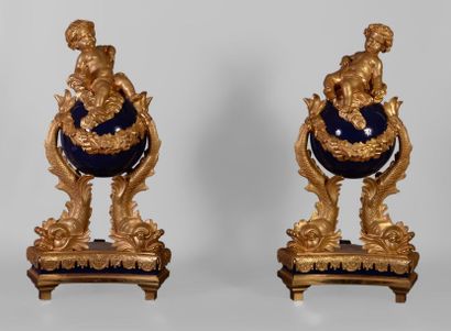 null Exceptionnelle paire de chenets de style Napoléon III aux putti en bronze doré...