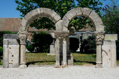 null Double arcature en pierre. Colonnes doubles à chapiteaux sculptés. Epoque Romane....