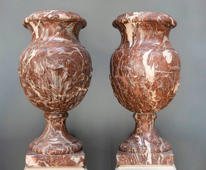 null Paire de grands vases en marbre rouge de la Rance à décor de motifs végétaux....