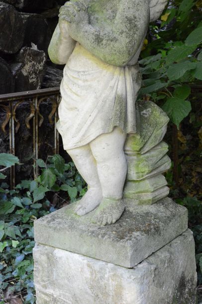 null Ange à la prière. Statuette en pierre sur socle. Vers 1900.
Ht 70 cm, base 25...