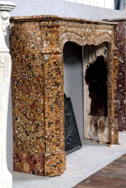 null Cheminée Pompadour en marbre brèche de Salernes à  linteau à  décor d'un médaillon...