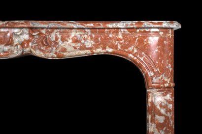 null Cheminée en marbre rouge du Languedoc, avec sa dalle foyère. Style Louis XVEp....