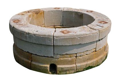 null Importante margelle de puits commun en pierre à  pourtour mouluré. Ep. 18eme.
Haut....