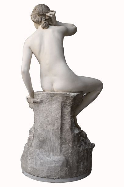 null Statue en plâtre "Femme nue assise sur une balustrade" datée de 1905 de Frédéric...