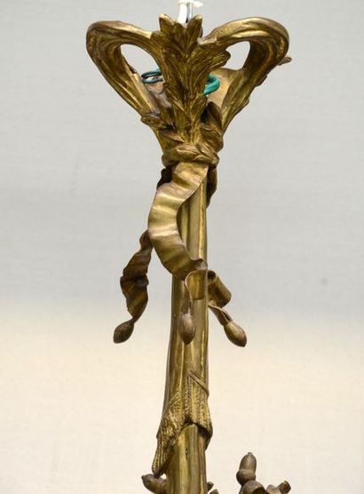  Lustre en bronze portant cinq bras de lumière à  l'image de trompes de chasse.Le...