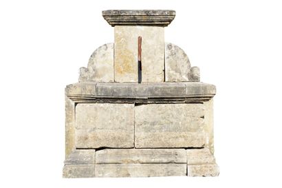 null Fontaine murale en pierre de style Provençal. Le fronton, en forme de pilastre,...