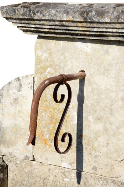 null Fontaine murale en pierre de style Provençal. Le fronton, en forme de pilastre,...