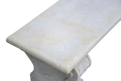 null Banc de style Louis XIV en pierre à  assise monolithe reposant sur deux pieds...