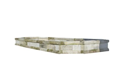 null Margelle de bassin octogonale en pierre rectangle. Style Louis XIV.
Haut. :...