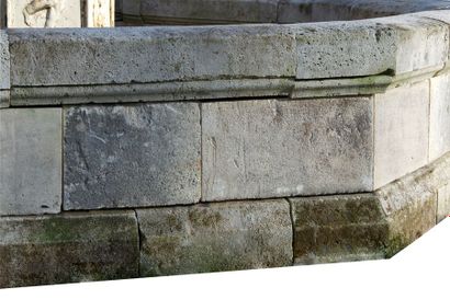 null Margelle de bassin octogonale en pierre de style Louis XIV.
Haut. : 51 cm -...