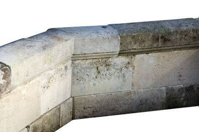 null Margelle de bassin octogonale en pierre de style Louis XIV.
Haut. : 51 cm -...
