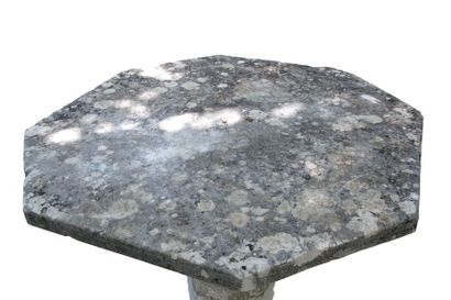 null Table en pierre à plateau monolithe octogonal sur un pied colonne. Ep.18e.
Plateau...