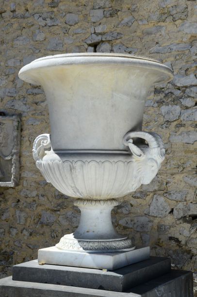 null Dans le goût de Claude BERTIN (1653-1705), important paire de vases en marbre...