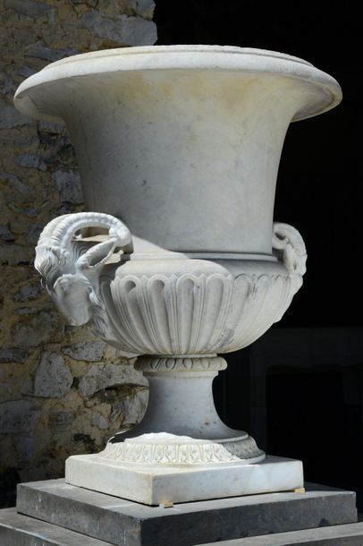 null Dans le goût de Claude BERTIN (1653-1705), important paire de vases en marbre...