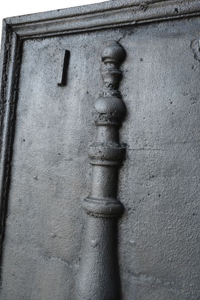 null Plaque de cheminée en fonte aux colonnes d'Hercule. Datée 1778.
Haut. : 83 cm...