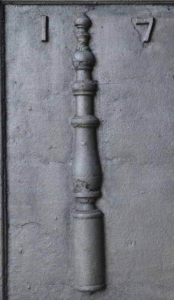  Plaque de cheminée en fonte aux colonnes d'Hercule. Datée 1778. Haut. : 83 cm -...