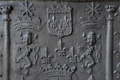 null Plaque de cheminée en fonte aux armes de Lorraine et de France, richement ornée....