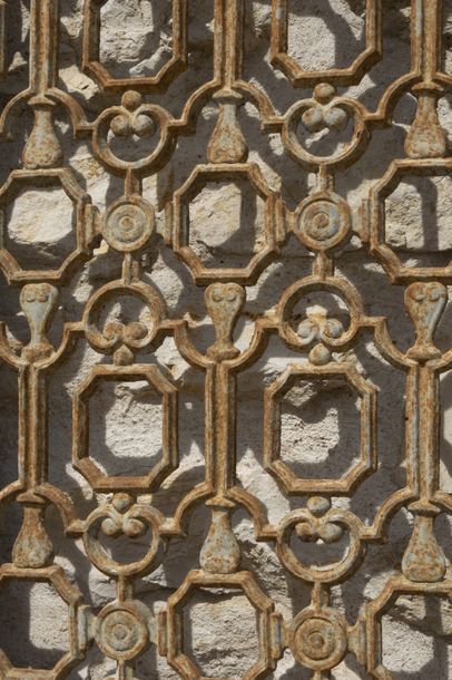 null Porte d'entrée en chêne peint avec grilles ajourées en fonte. Epoque fin 19eme.
Ht...