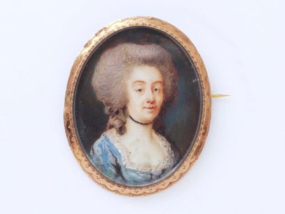 null Broche en or 750 millièmes, ornée d'un portrait miniature ovale peint sur ivoire...