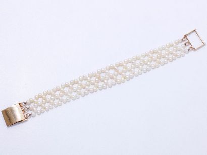  Bracelet composé d'une tresse de perles de culture baroques, agrémenté d'un fermoir...