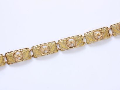  Bracelet en or 750 millièmes, composé de maillons rectangulaires légèrement galbés...