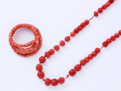 null Lot comprenant un bracelet extensible composé de perles de corail gravé et d'un...