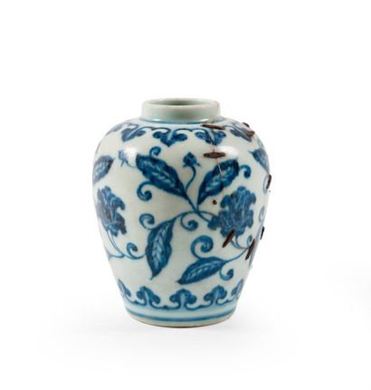 null Petit vase ventru en porcelaine de Chine bleu et blanc à décor de fleurs et...