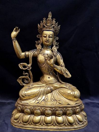 null Sujet en bronze doré représentant Manjusri assis en padmasama sur un socle lotiforme...