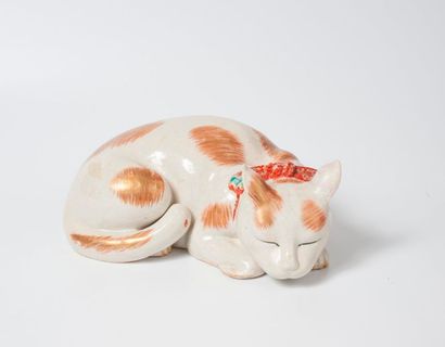 null Chat allongé en porcelaine à décor émaillé polychrome et or. Japon, vers 1900....