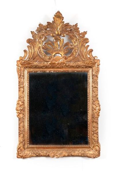 null Miroir à fronton en bois doré à décors de coquilles ajourées

En partie d’époque...