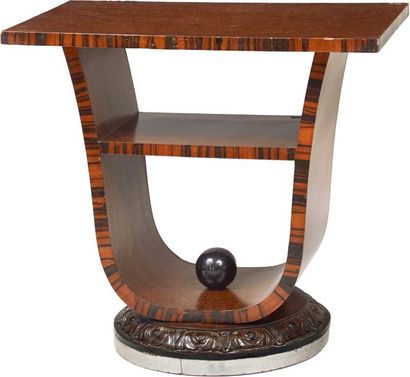 null Table en bois de placage à tablette d’entretoise. 

Style 1930.

Haut. : 68...