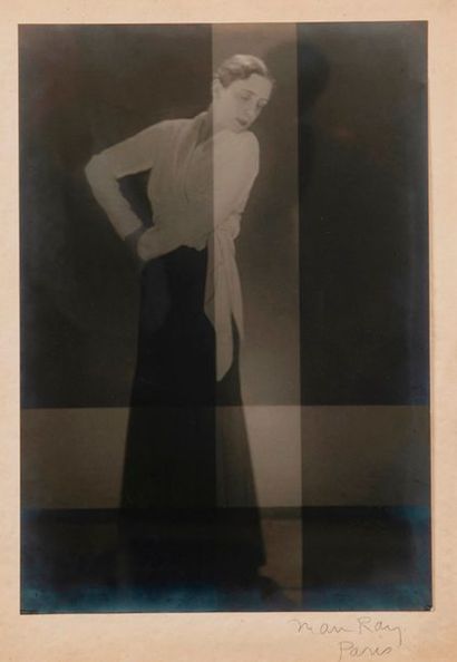 null MAN RAY (Emmanuel Radnitsky, dit) 1890-1976

Elsa Schiaparelli, ca. 1930.

Tirage...