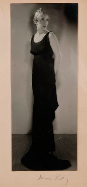null MAN RAY (Emmanuel Radnitsky, dit) 1890-1976

Elsa Schiaparelli, 1933.

Tirage...