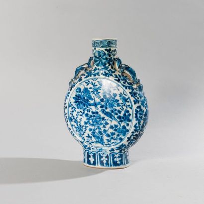 Vase en porcelaine bleu blanc de forme gourde...