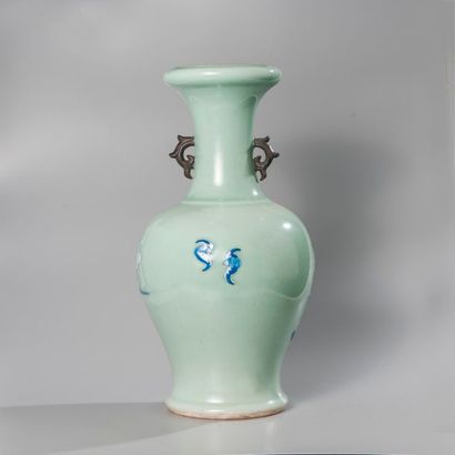 Vase balustre à long col évasé en porcelaine...