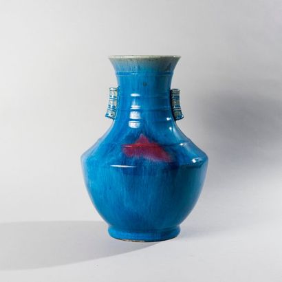 Vase balustre à anses tubulaires en porcelaine...