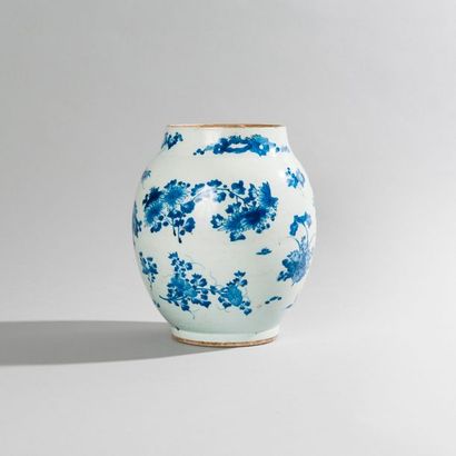 Un vase de forme olive en porcelaine de Chine...