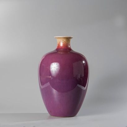 Vase balustre en porcelaine émaillée prune...