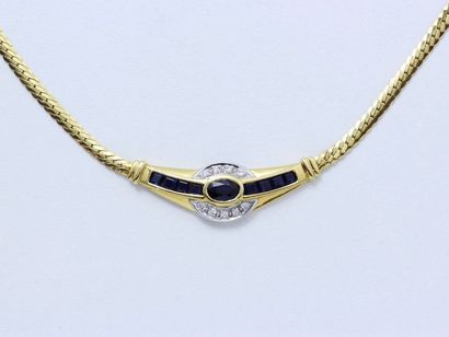 null Collier en or 750 millièmes, centré d'un motif incurvé orné d'un saphir ovale...