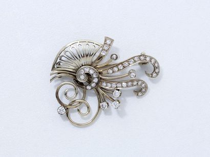 null Broche en or gris 750 millièmes, à décor de volutes ajourées, rehaussées de...