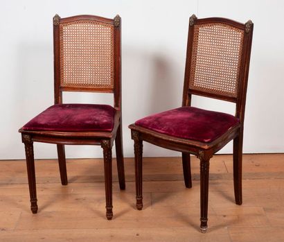 Quatre chaises cannées 
Teintées acajou 
Style...